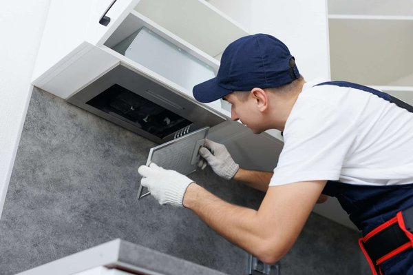 Nettoyage et dégraissage d'une hotte : les principales étapes à suivre